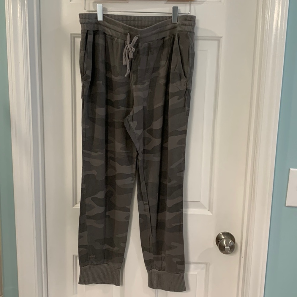 Splendid cammo comfy joggers